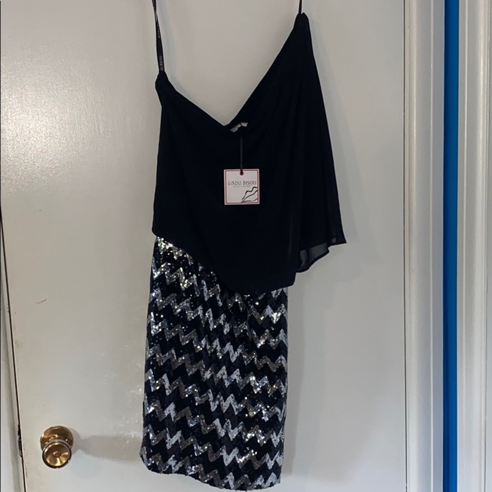 NWT Sz 4 Bisou Bisou One Shoulder Dress
